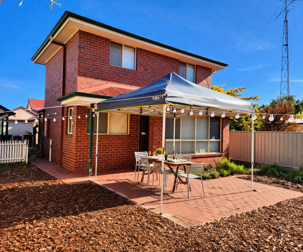 Private outdoor entertaining area at Kennington 2 townhouse near Bendigo CBD