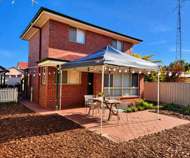 Private outdoor entertaining area at Kennington 2 townhouse near Bendigo CBD